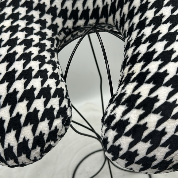 Houndstooth Patterned Travel Pillow Neck Rest - Picture 7 of 9